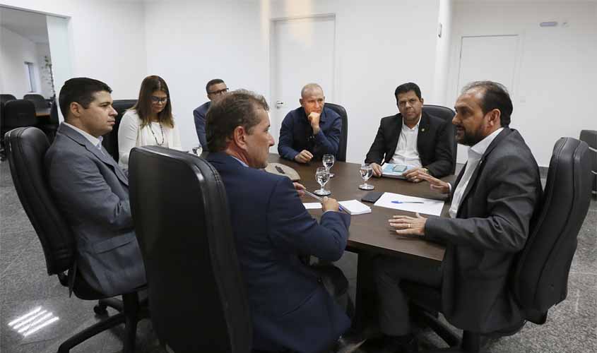 Prefeito de Porto Velho relata preocupação com licenciamentos durante encontro na Assembleia Legislativa