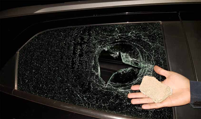 Carro é atingido por pedra e adolescente fica gravemente ferida na cabeça