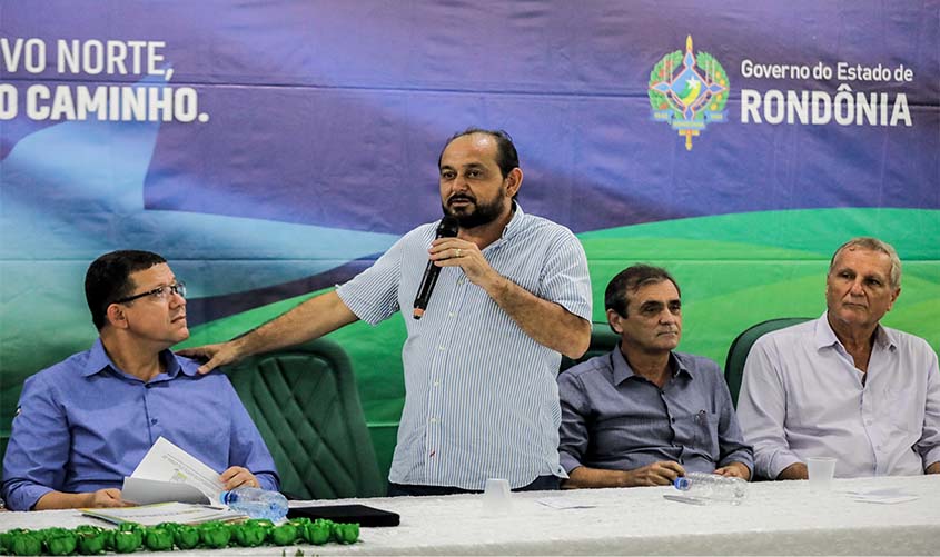 Laerte Gomes prestigia reinauguração de usina de nitrogênio e entrega de veículos e equipamentos para a Emater