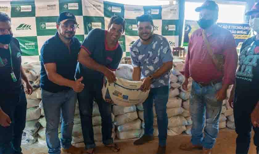 Deputado Marcelo Cruz participa da entrega de 20 toneladas de calcário no Distrito de União Bandeirantes