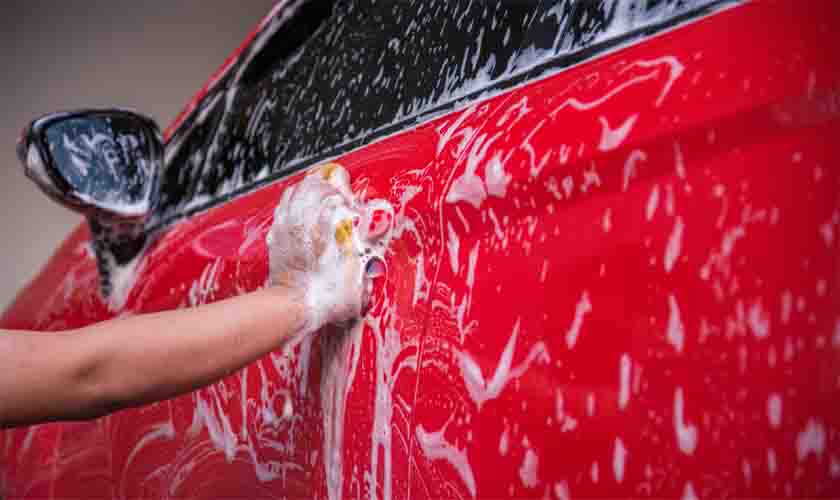 Escriturária dispensada por lavar carro no trabalho tem justa causa revertida