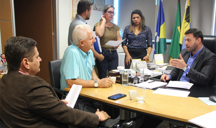 Airton pede agilidade na liberação de emendas para escolas de Ji-Paraná e Seringueiras