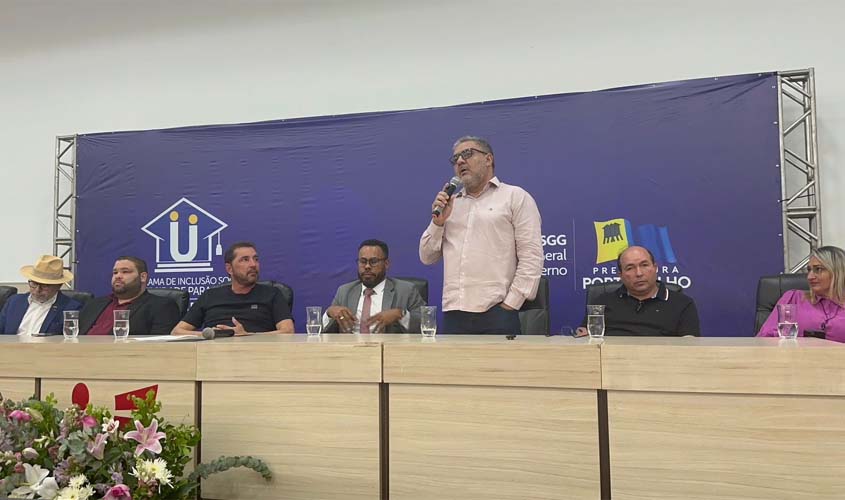 Vereador Everaldo Fogaça participa da assinatura do termo de concessão da bolsa de estudos durante o V encontro dos acadêmicos