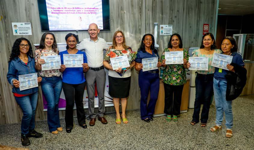 Servidoras com mais de 30 anos de contribuição ao Estado são homenageadas pelo Governo