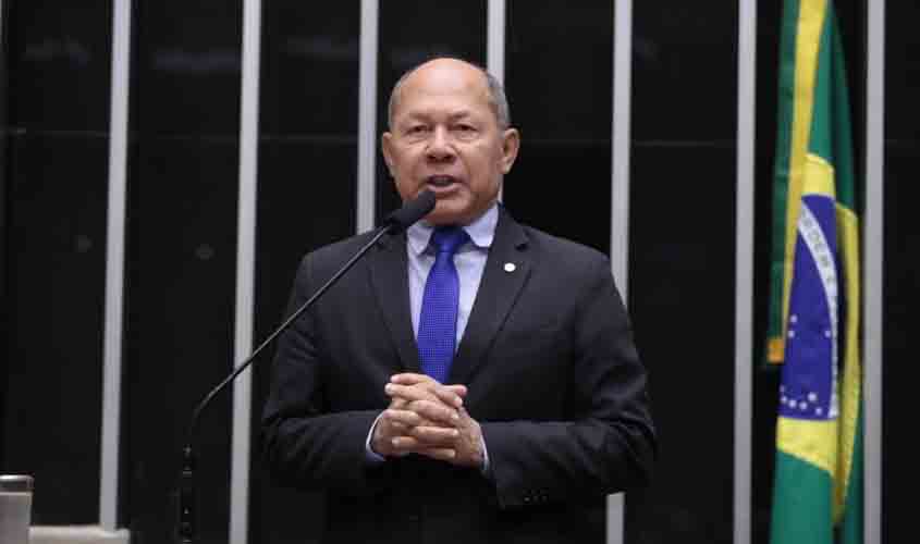 Projeto proíbe uso de símbolos cristãos em paradas LGBTQIA+  