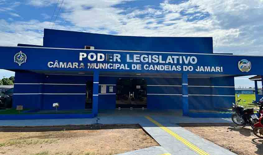 TINHA ATÉ MORTO NA RELAÇÃO DOS SERVIDORES DA CÂMARA DE CANDEIAS? PRESIDENTE ASSINOU 42 EXONERAÇÕES