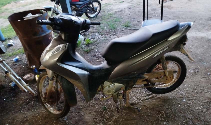 Motoneta com sinais de violação é achada em oficina rural