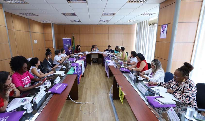 Movimento feminista protesta contra escala 6x1 e violência