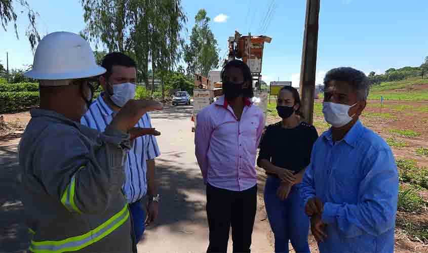 João Paulo Pichek e Toninho do Jesus acompanharam as instalações da iluminação na Rodovia do café