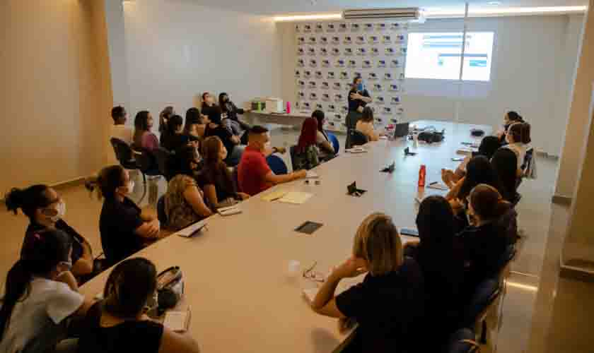 Profissionais de saúde recebem capacitação para aplicação de vacinas