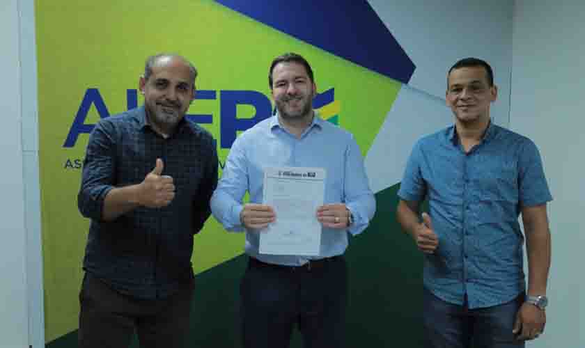 Presidente Alex Redano recebe pedido de apoio à regionalização do SAMU