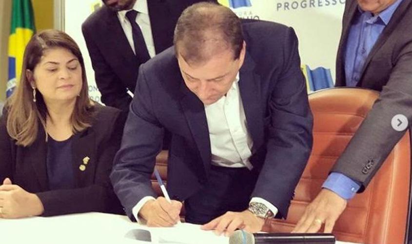 Prefeito anuncia concurso público na Educação com 800 vagas