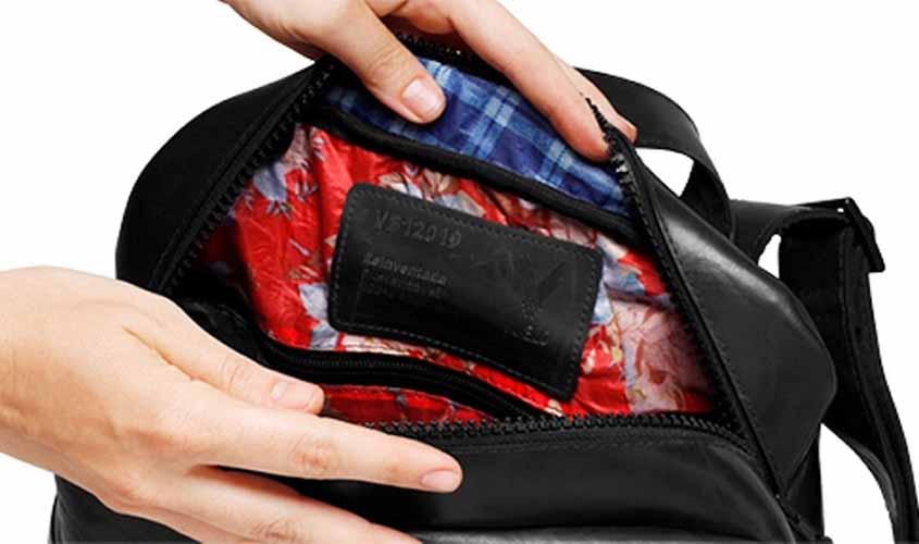 Revista em bolsas e pertences sem contato físico não caracteriza ofensa