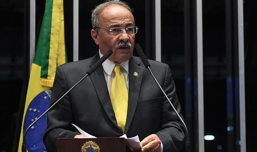 Olavo de Carvalho quer espaço para extrema-direita, diz Chico Rodrigues