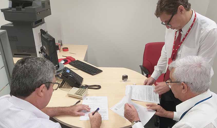 Justiça condena Santander a reintegrar e pagar R$ 50 mil por danos morais a bancário que, mesmo doente, foi demitido três vezes pelo banco