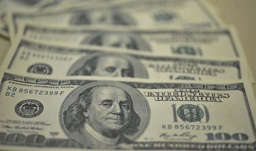 Dólar bate recorde e fecha em R$ 5,84 após corte de juros