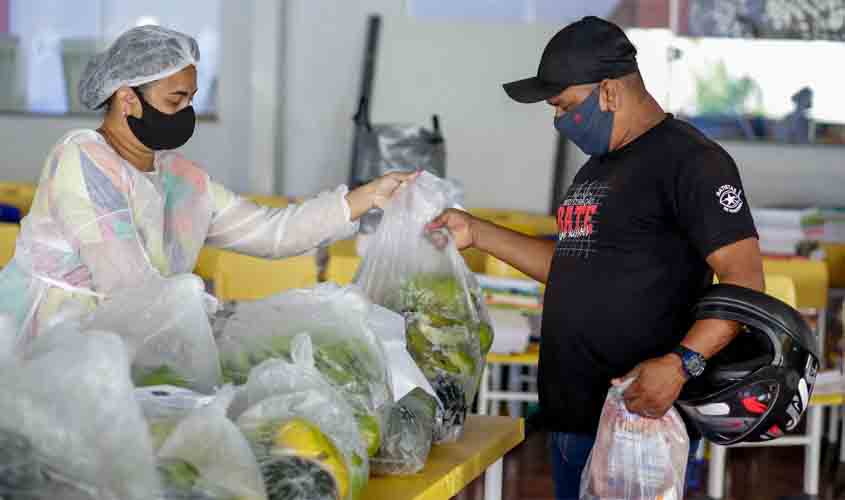 Kits alimentação são entregues aos pais de alunos em escolas estaduais de Porto Velho