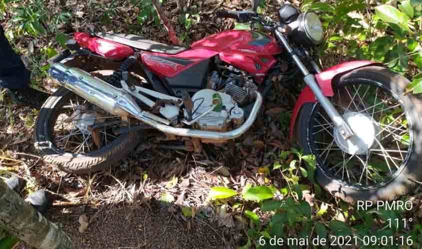 Motocicleta furtada é encontrada pela Polícia Militar em meio ao matagal