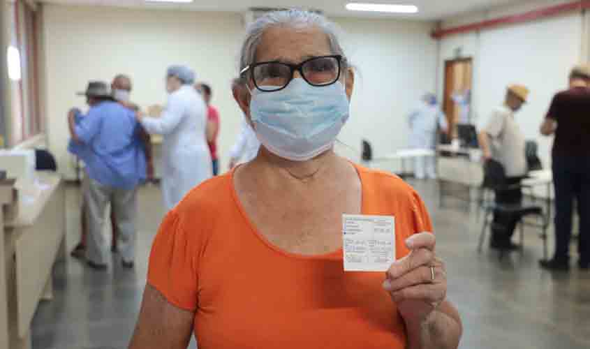 Mães idosas dizem que segunda dose da vacina é o melhor presente