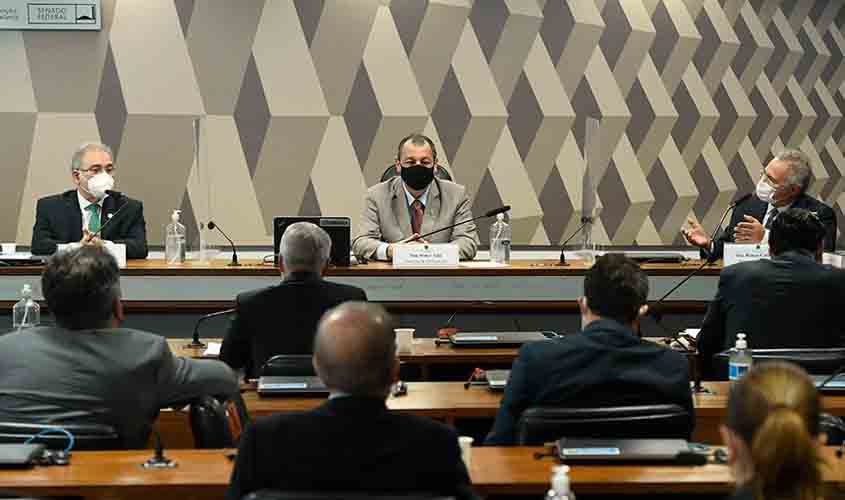 Queiroga desvia de perguntas sobre cloroquina, mas afirma: 'pode causar arritimia'