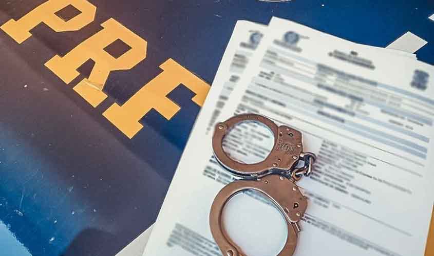 A PRF em Rondônia, na tarde dessa segunda-feira (5), cumpriu dois mandados de prisão no estado