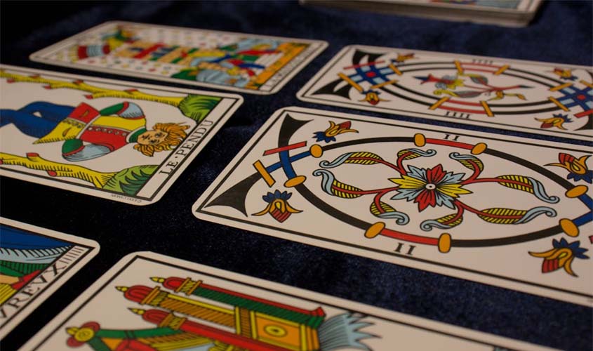 Tarô cresce e enfrenta mitos sobre espiritualidade