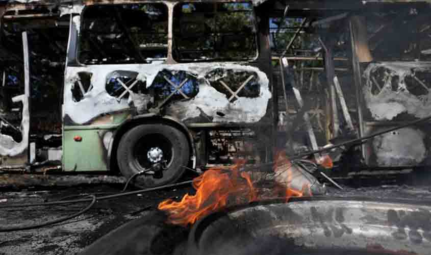 Manaus amanhece sem transporte público e com escolas fechadas após ataques incendiários