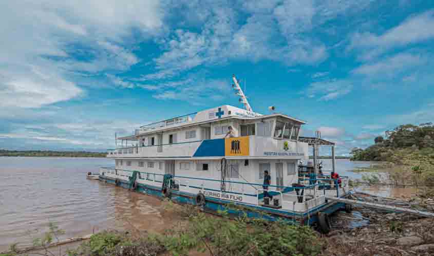 Barco leva atendimento médico e vacinação à região do Baixo Madeira