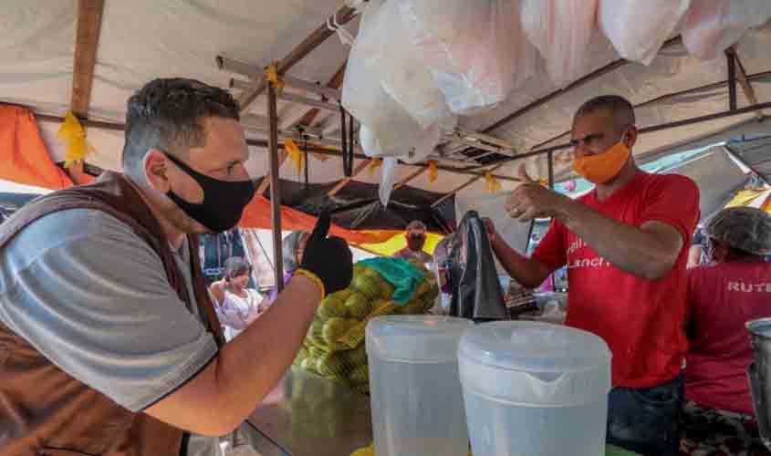 Feirantes e moradores são orientados sobre o descarte correto de resíduos  