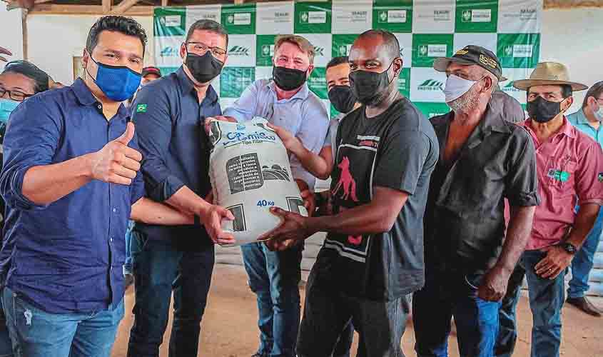 Marcelo Cruz entrega 28 toneladas de calcário para produtores rurais de Porto Velho