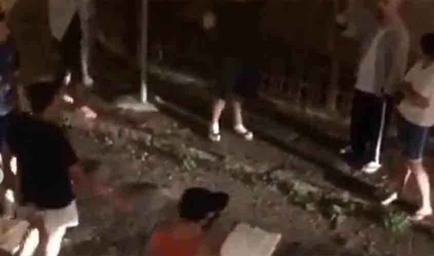 Homem é acusado de xingamentos racistas e pedrada em bebê de um ano e seis meses (vídeo)