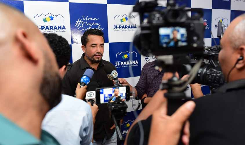 Prefeito anuncia reajuste de servidores e pagamento do piso aos professores