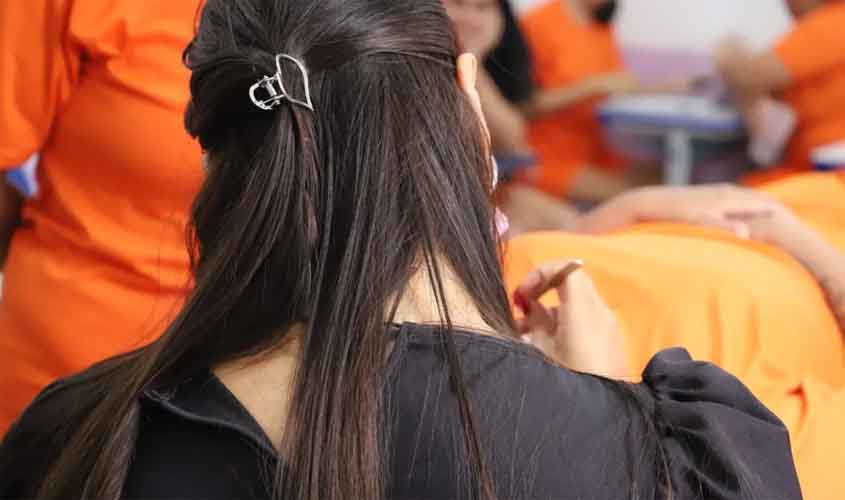 Governo de RO promove curso de extensão de cílios para internas da unidade prisional feminina