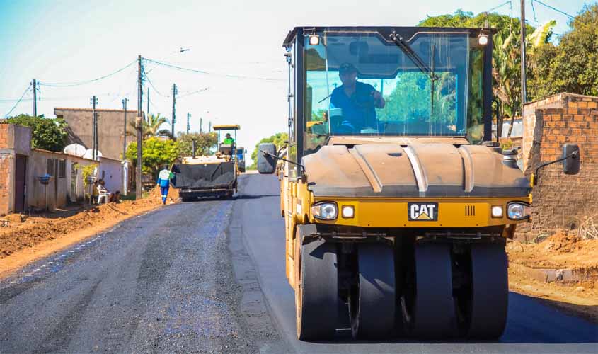 'Morador comemora chegada do Asfalto na Rua Almirante Barroso no setor 04; “é um sonho realizado'