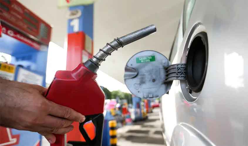 Combustível: governo prevê queda de preço se petróleo mantiver cotação