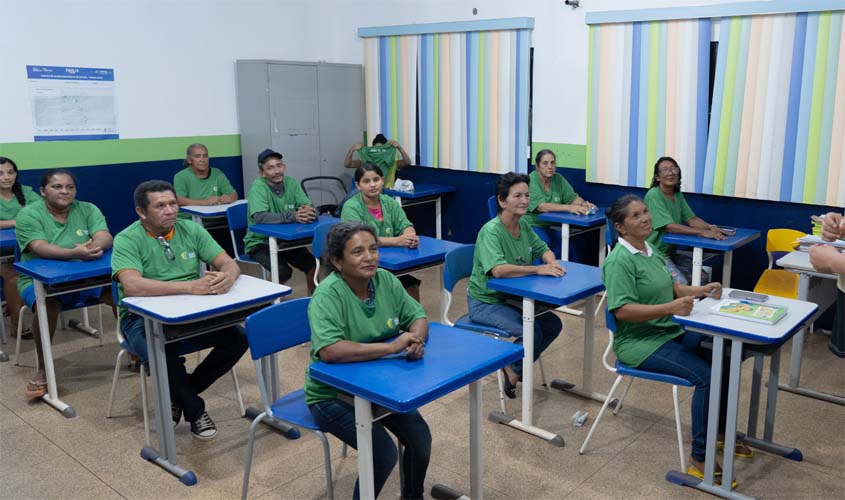 Vila Princesa: alunos da EJA recebem kit e uniforme