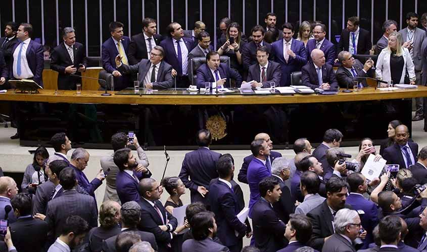 Câmara aprova texto-base da Previdência em 2º turno e agora votará destaques