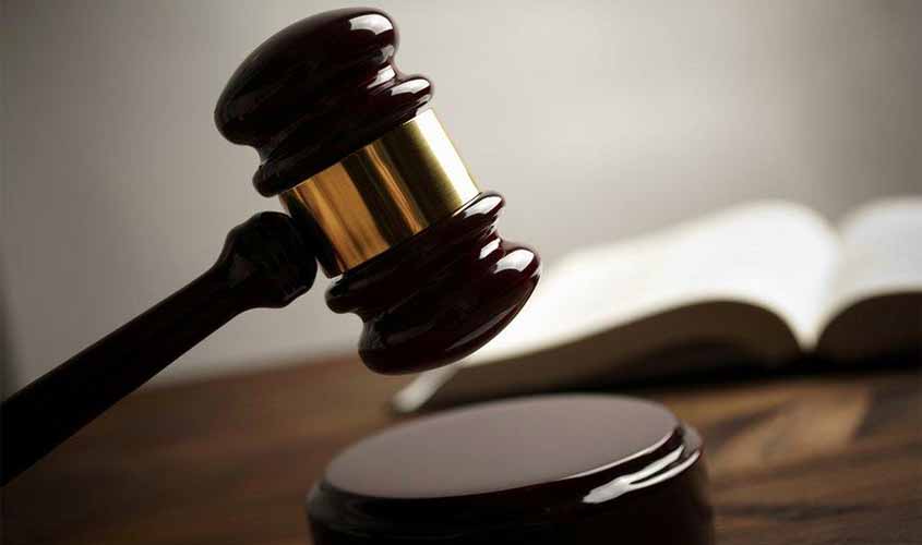 Benefícios associativos concedidos a ex-cônjuges devem ser estendidos a ex-companheiros