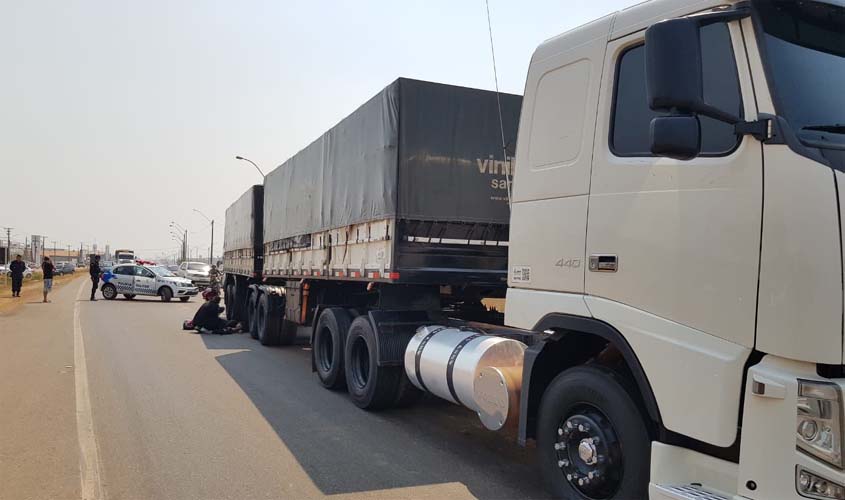 Casal escapa da morte após ser tocado por outra moto e cair debaixo de carreta