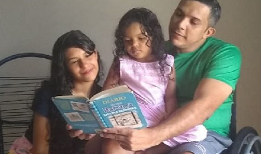 Cadeirante comemora guarda provisória de uma criança