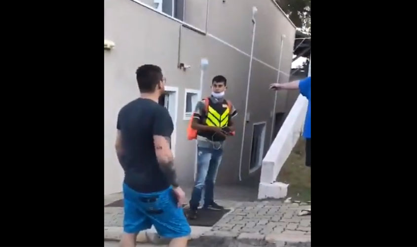 Homem branco humilha entregador negro: “seu lixo, não tem nem onde morar”