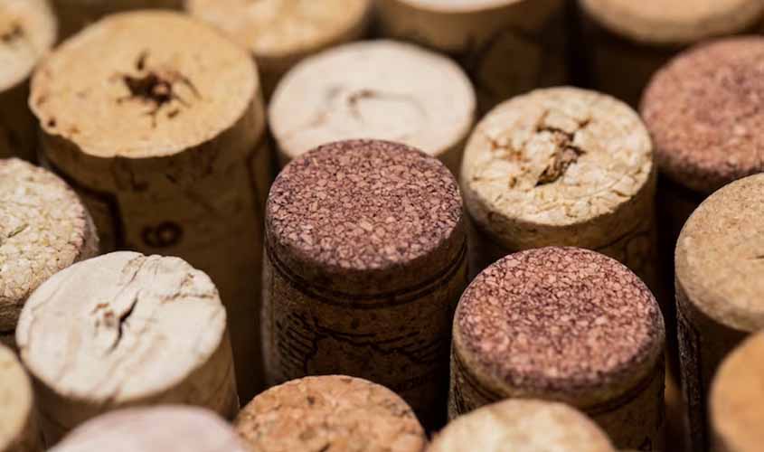 Veja como o vinho quente combina com festa junina