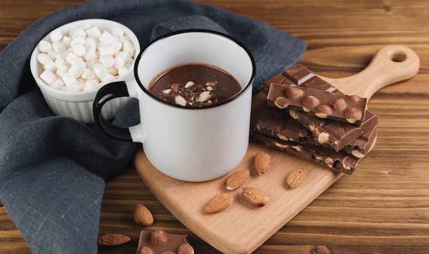 Saiba o que é o chocolate quente com chantilly