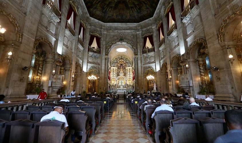 Sancionada lei que veta vínculo empregatício entre igrejas e religiosos