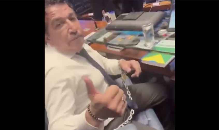 Só fanáticos se acorrentam à cadeira