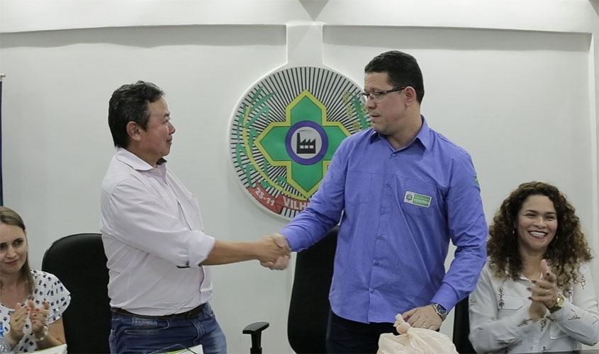 Animada, visita do governador revela benefícios, entrega prédio, calcário, títulos e revela parceria