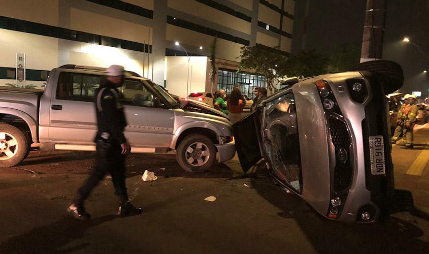 Carro tomba após avançar preferencial e ser atingido por caminhonete 