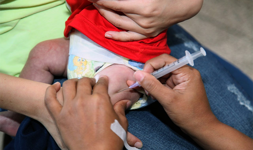 Crianças entre seis meses e cinco anos de idade devem ser vacinadas contra o Sarampo