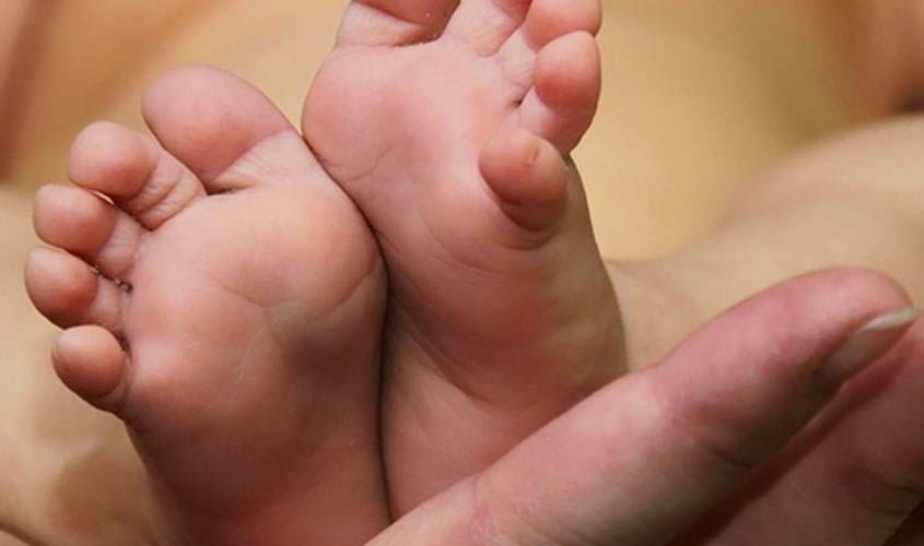 Bebê deverá permanecer com padrinhos até julgamento final das ações de guarda e acolhimento