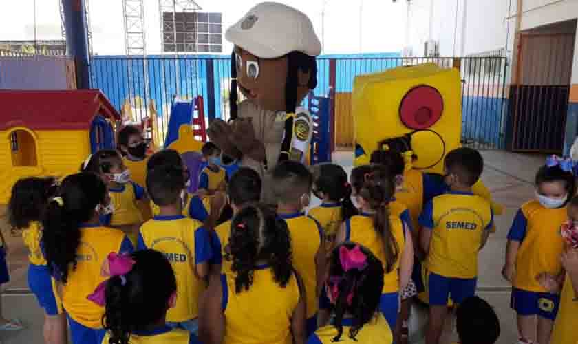 Crianças da rede municipal de ensino recebem orientação de trânsito